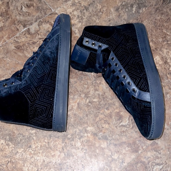 Versace Men Sneakers size 42 Authentic Rare from Neiman Marcus Excellent cond - Picture 2 of 5